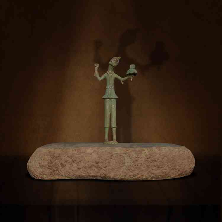 砖座舞蹈人物青铜俑